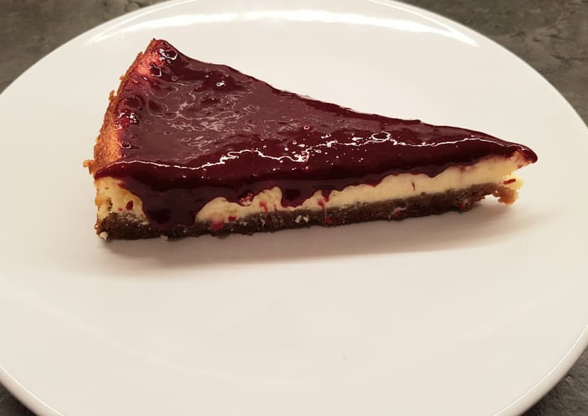 Part de cheesecake avec coulis