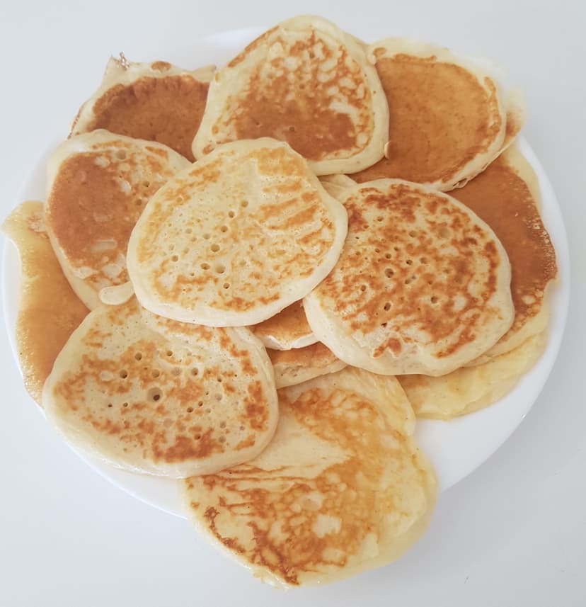 Ensemble des blinis cuits et déposés dans une petite assiette 