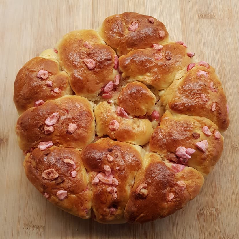 Brioche aux pralines roses cuite 