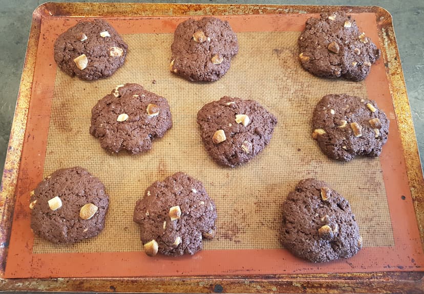 Cookies sortant du four sur une plaque de cuisson 