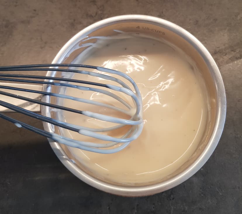 Crème cardamome épaissi dans un casserole après ajout de la fleur d'oranger