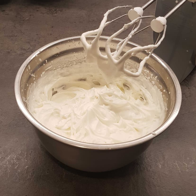 Crème chantilly montée dans un saladier 