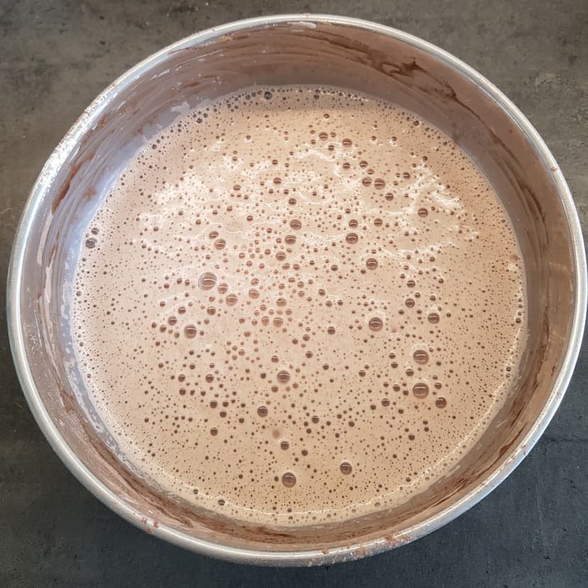 Ajout du lait à la préparation précédente, dans un saladier avant d'être versé dans une casserole