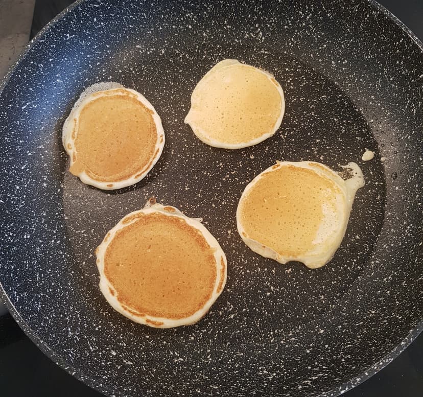 Cuisson du deuxième côté du blinis dans la poêle 