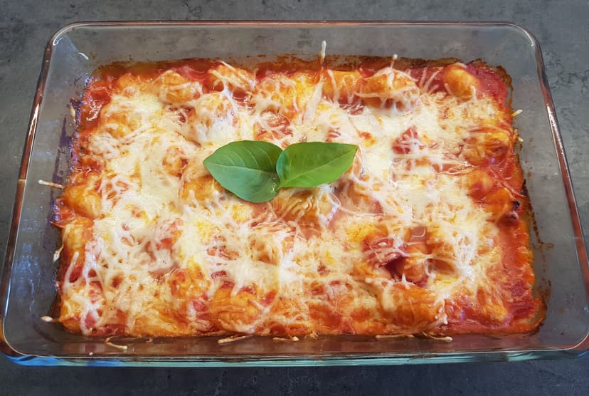 Gratin de gnocchi cuit et gratiné, dans un plat à gratin prêt à être dégusté