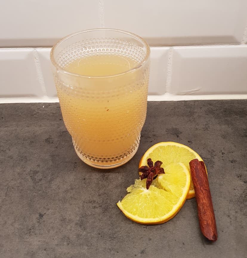 Jus de pomme chaud dans un grand verre 