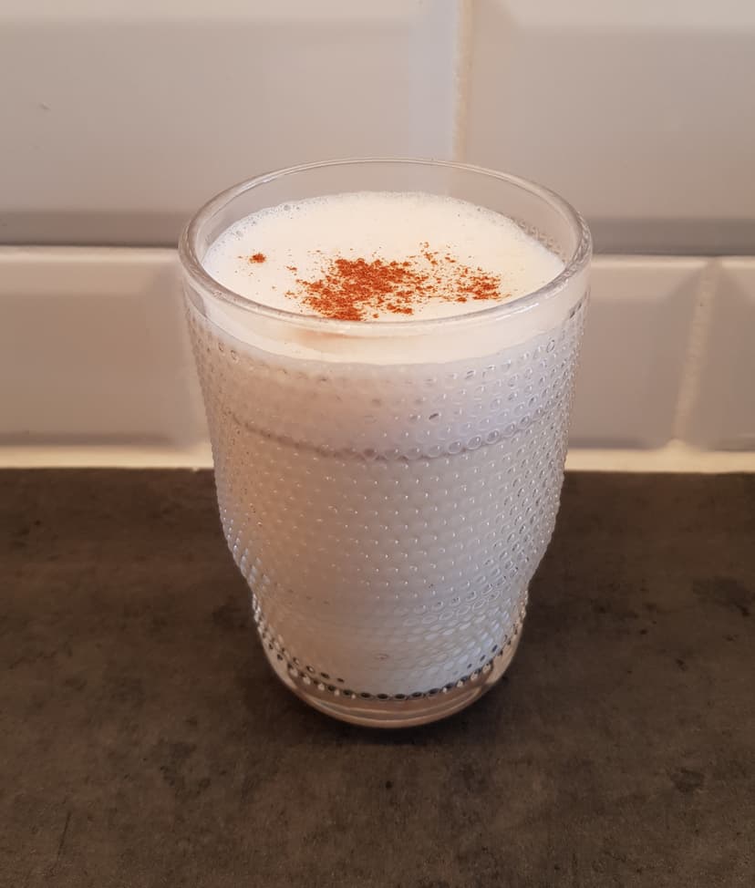 Lait de poule dans un grand verre 