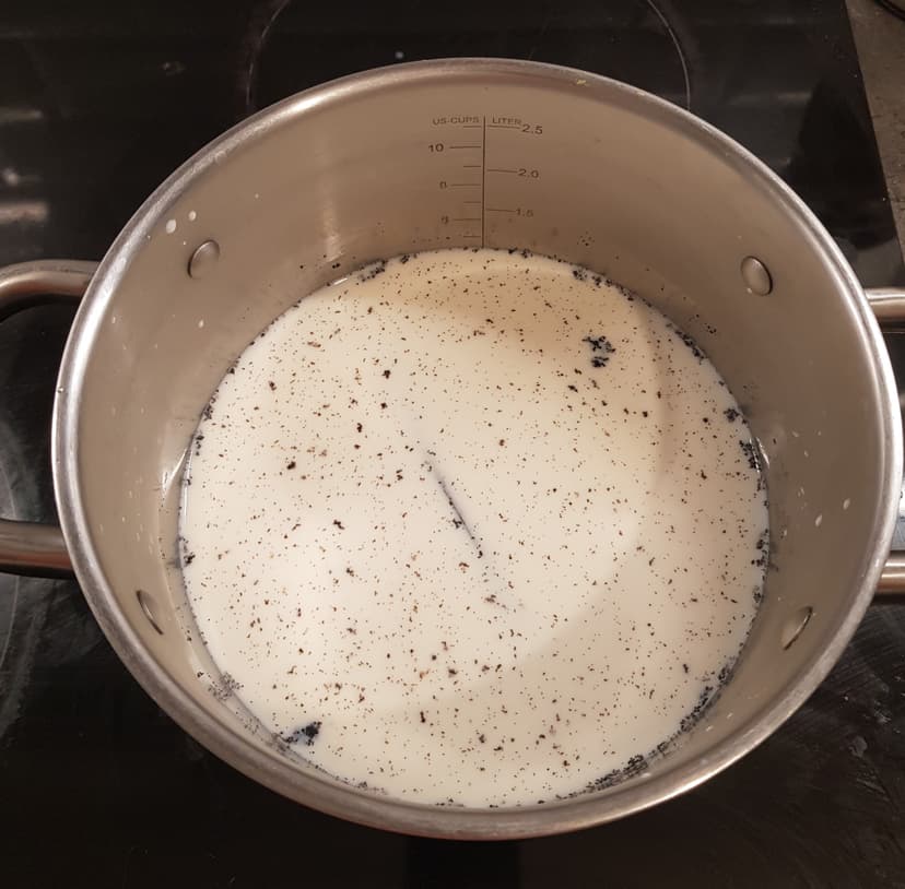 Infusion gousse de vanille dans le lait dans une casserole à feu doux