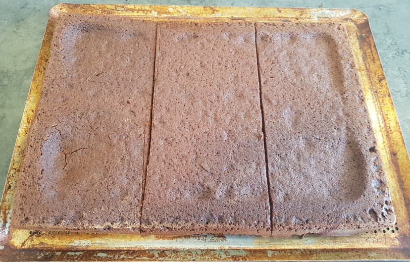 Brownie découpé en 3 rectangles de parts égales