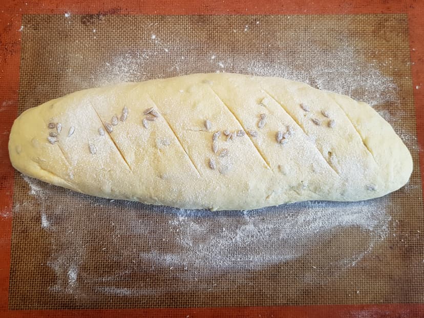 Pain au maïs formé en long avant deuxième levé, sur une plaque de cuisson 