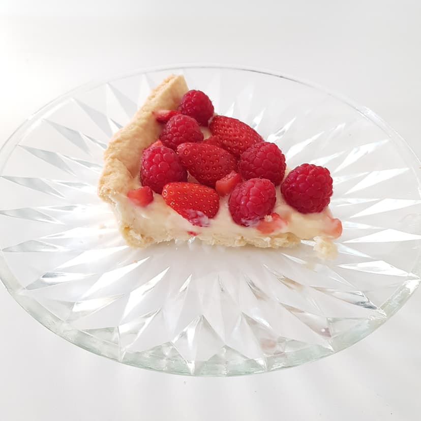 Part de tarte aux fruits rouges dans une assiette