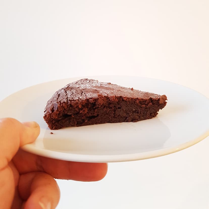 Une part fondant au chocolat dans une petite assiette 