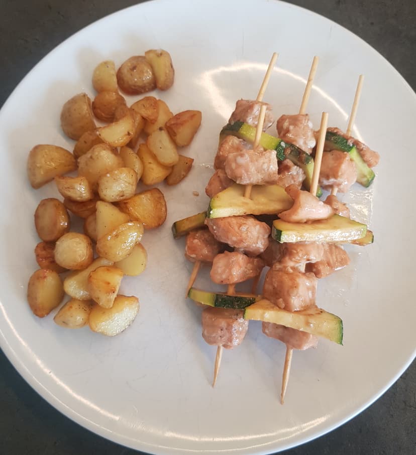 Brochettes de saumon/courgette servie dans une assiette avec des pomme de terre