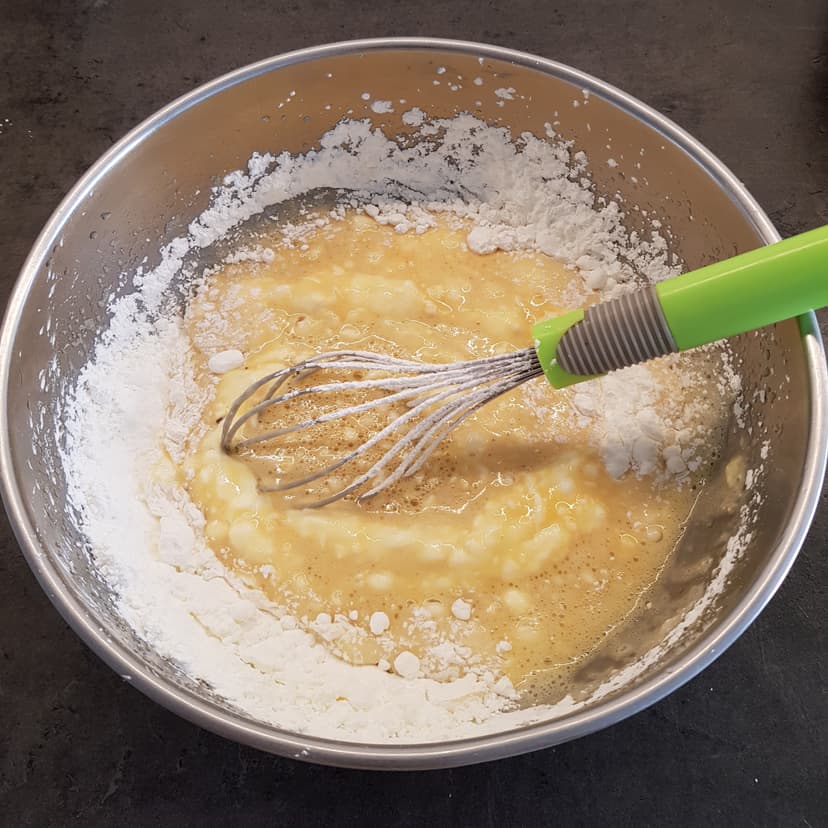 Mélange oeufs, sucre et maïzena dans un saladier 