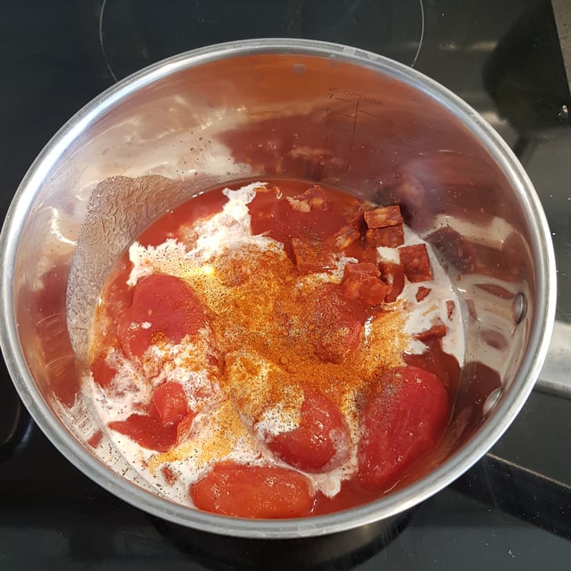 Ingrédients de la sauce déposés dans une casserole