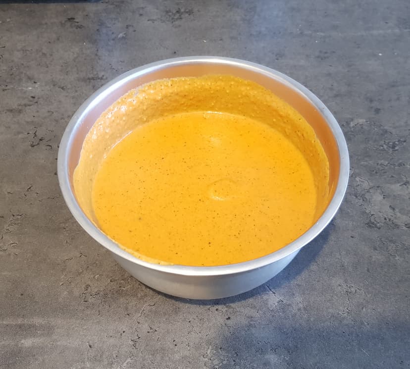 Sauce du butter chicken mixée dans un saladier