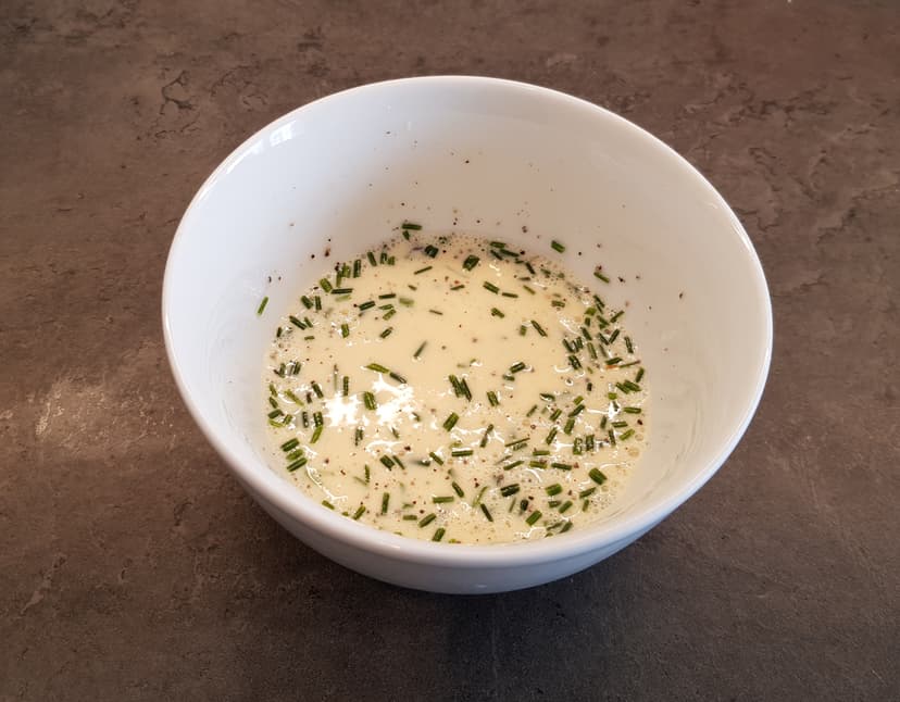 Sauce pour la salade de perles dans un bol 